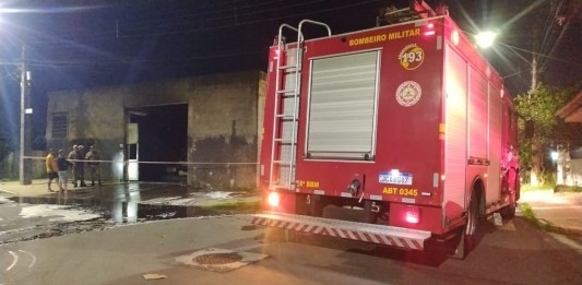 na foto, incêndio em oficina Canoas