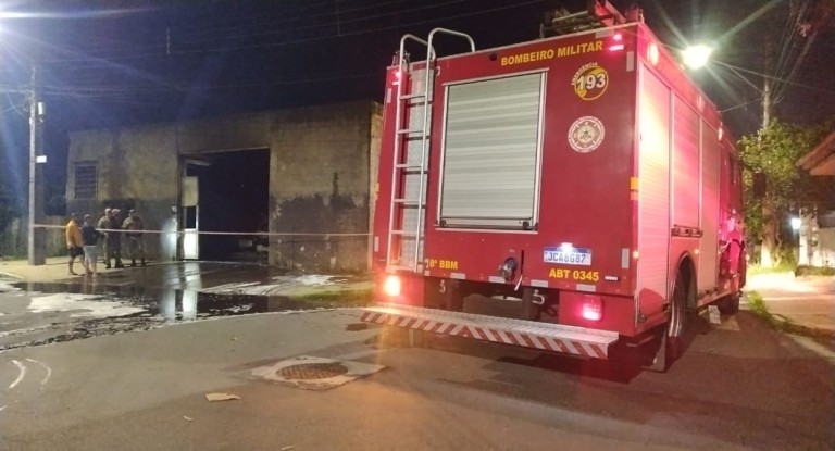 na foto, incêndio em oficina Canoas