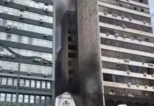 Incêndio atinge prédio no Centro de Porto Alegre e mobiliza bombeiros imagem do incêndio em porto alegre