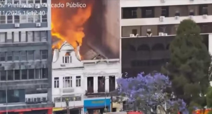 Incêndio em loja no Centro de Porto Alegre se espalha para prédio vizinho