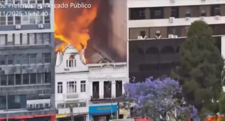 Incêndio em loja no Centro de Porto Alegre se espalha para prédio vizinho