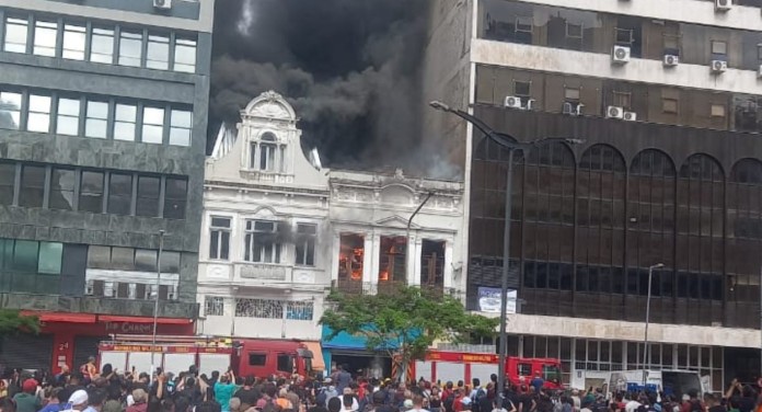 na foto, incendio em porto alegre