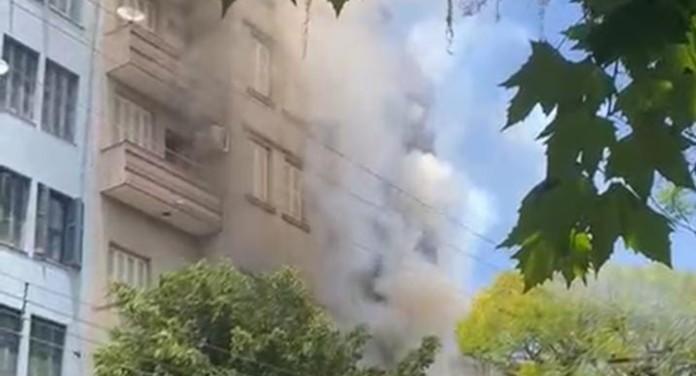 na foto, incêndio em prédio de Porto Alegre