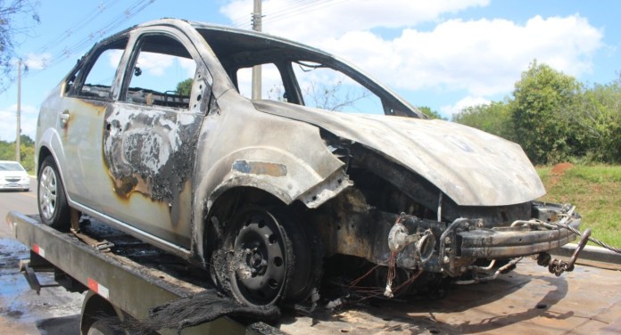 na foto, incêndio em veículo de Canoas