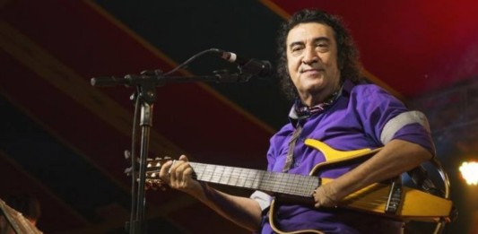 Foto mostra o cantor gaúcho João Chagas Leite.