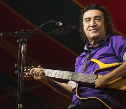 Foto mostra o cantor gaúcho João Chagas Leite.