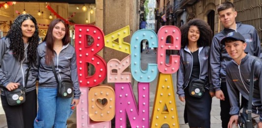 na foto, jovens de Canoas no intercâmbio