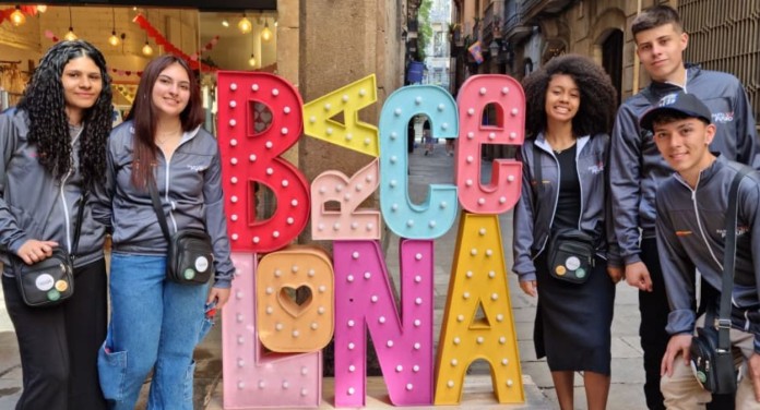 na foto, jovens de Canoas no intercâmbio