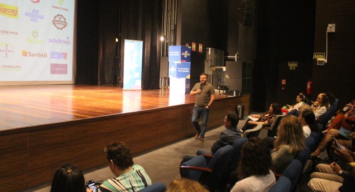 na foto, movimento juntos pelo comércio Canoas