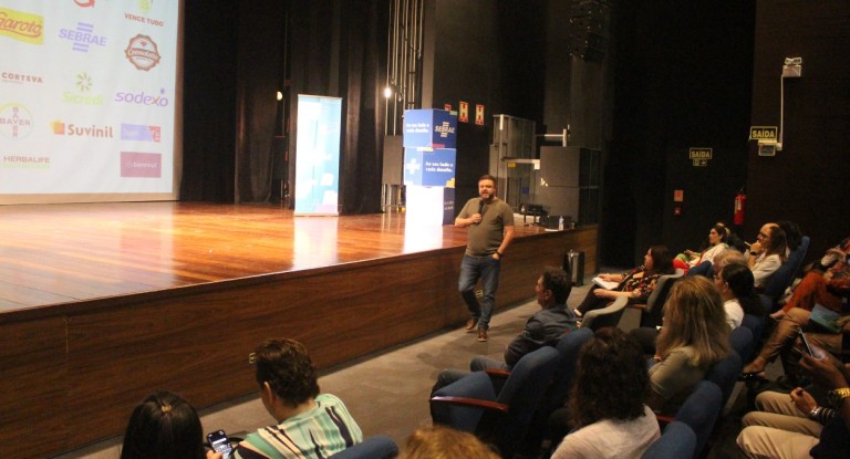 na foto, movimento juntos pelo comércio Canoas