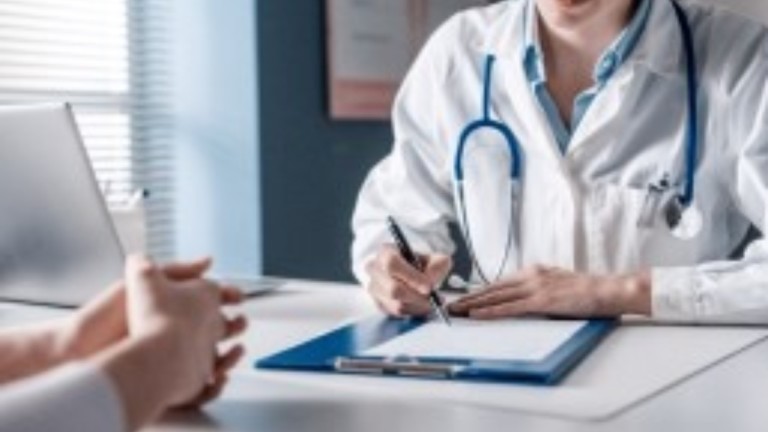 justa causa é mantida para empregada que mentiu em consulta