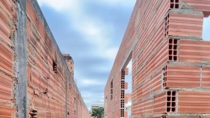 A lei brasileira que permite usar muro de vizinho