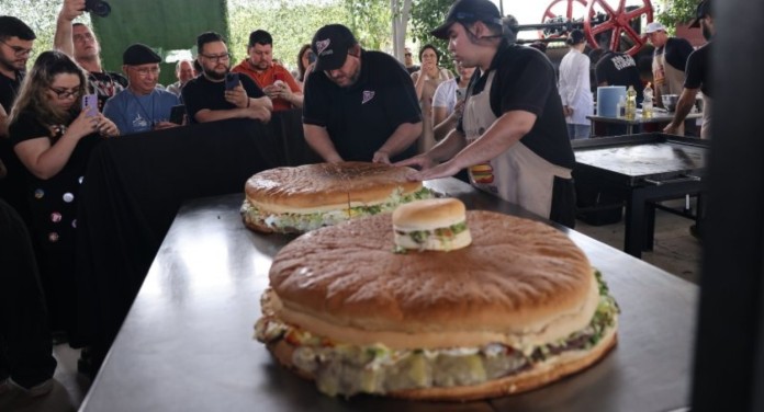 na foto, maior xis do mundo