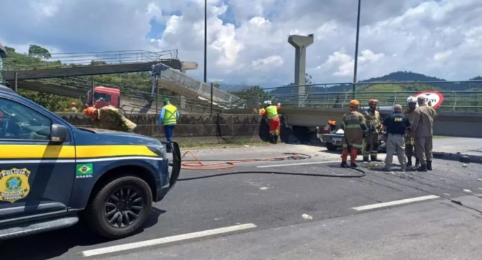 Motorista perde a vida após queda de passarela na BR-116