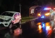 Motorista perde controle de carro após desviar de pedestre e bate em árvore em Canoas na foto, motorista Canoas