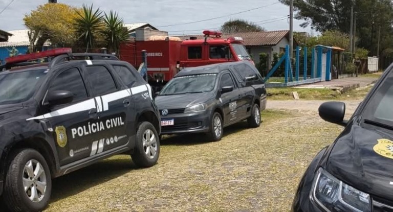 Mulher é morta em Balneário Pinhal e corpo é encontrado enterrado no pátio de casa