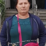 VÍDEO: mulher acorrentada protesta em frente à Caixa por demora no Compra Assistida em Novo Hamburgo