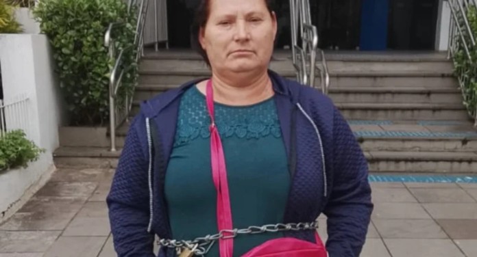 VÍDEO: mulher acorrentada protesta em frente à Caixa por demora no Compra Assistida em Novo Hamburgo