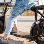 Nova regra exige CNH e pagamento de IPVA para condutores de motos elétricas