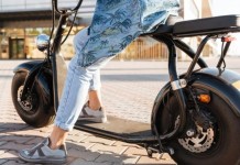 Nova regra exige CNH e pagamento de IPVA para condutores de motos elétricas