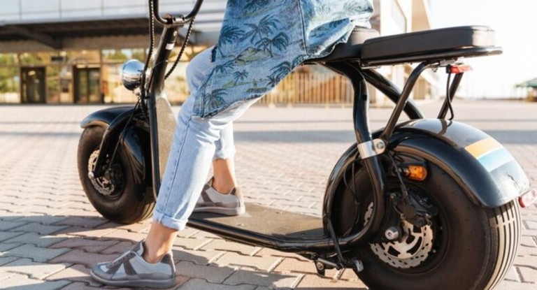 Nova regra exige CNH e pagamento de IPVA para condutores de motos elétricas