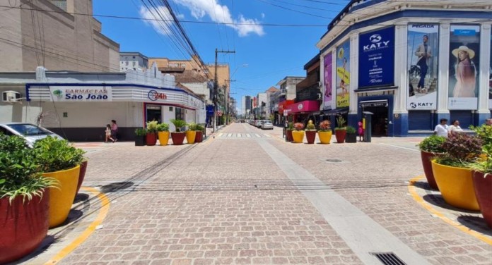 na foto, novas regras de estacionamento na rua independência, em São Leopoldo