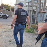 Operação Milleniun: delegada detalha ação que desarticulou grupo que vendia drogas em bairro de Canoas na foto, policiais durante a operação Milleniun