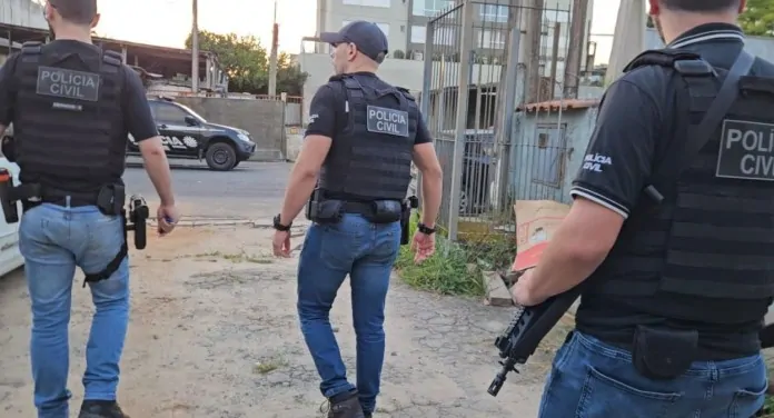 na foto, policiais durante a operação milleniun em Canoas