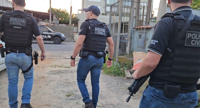 na foto, policiais durante a operação milleniun em Canoas
