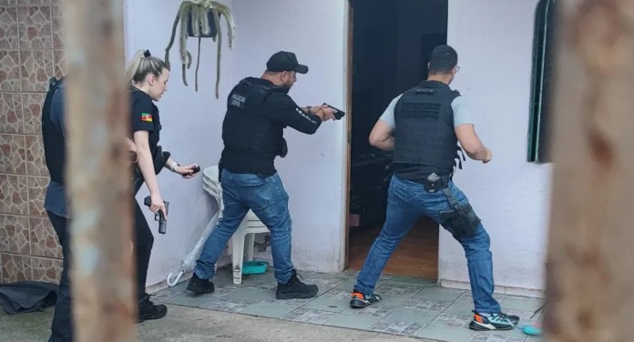 na foto, policiais durante a operação minerador