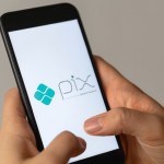 foto mostra celular com pix