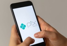 foto mostra celular com pix