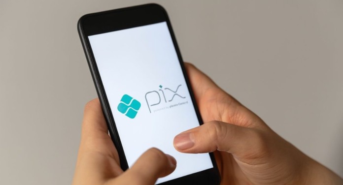 foto mostra celular com pix