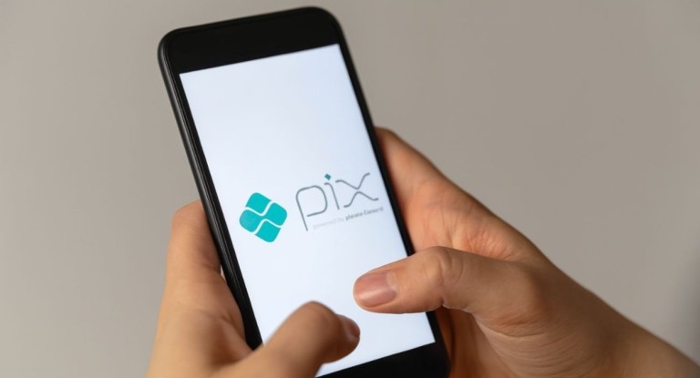 foto mostra celular com pix