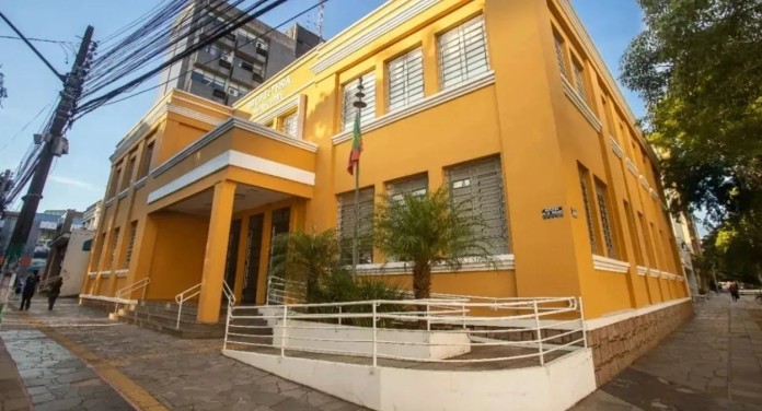 na foto, prefeitura de canoas que adotou o turno unico