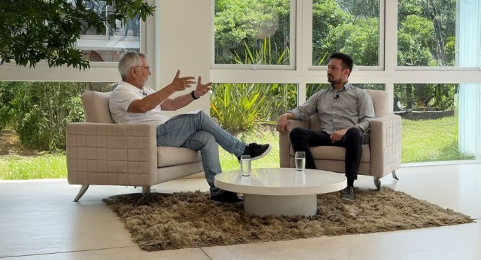 na foto, Rodrigo Busato entre nós