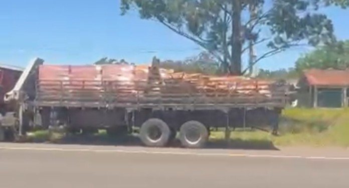 na foto, caminhão na RS-118 em Gravataí