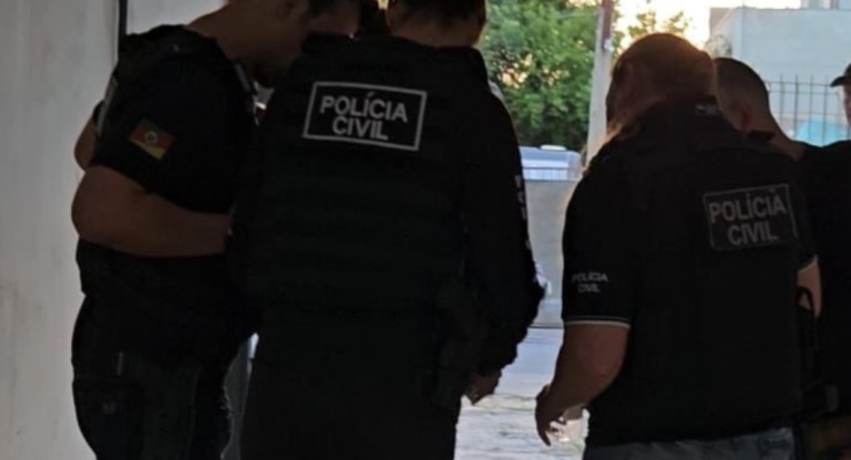 na foto, polícia com soldado preso Canoas