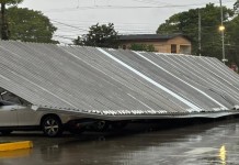 Temporal deixa moradores de Canoas sem luz; Pode faltar água nas próximas horas na foto, temporal em canoas