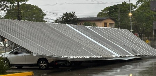 Temporal deixa moradores de Canoas sem luz; Pode faltar água nas próximas horas na foto, temporal em canoas