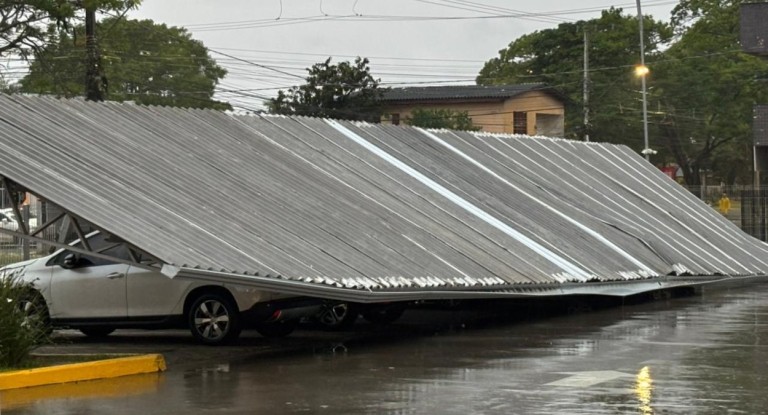 na foto, temporal em canoas