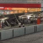 Teto de estacionamento de supermercado cai em cima de carros durante temporal em Canoas