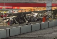 Teto de estacionamento de supermercado cai em cima de carros durante temporal em Canoas