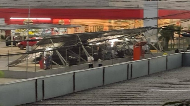 Teto de estacionamento de supermercado cai em cima de carros durante temporal em Canoas