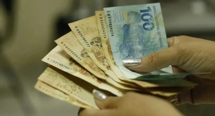 Os trabalhadores do RS que vão receber metade do 13 salário