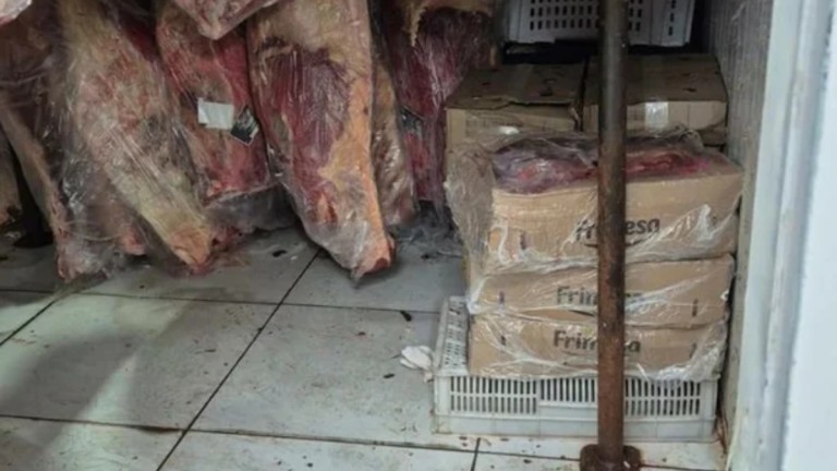 A vigilância sanitárioa que apreendeu carnes em açougue