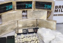 Vovó é presa com 10 kg de crack e cocaína dentro de carro os materias apreendidos com a vovó presa