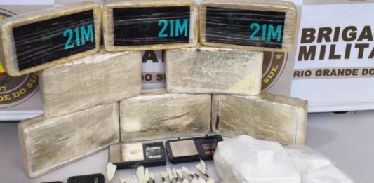 Vovó é presa com 10 kg de crack e cocaína dentro de carro os materias apreendidos com a vovó presa