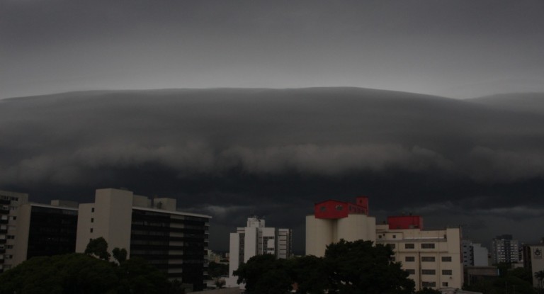 Canoas registra ventos acima de 90 km/h durante passagem de supercélula