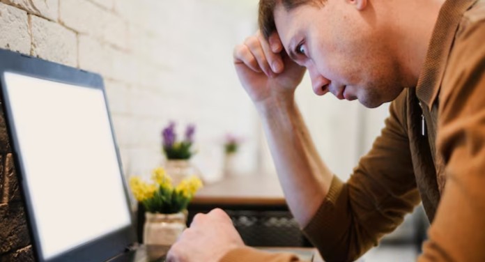 Empresa é condenada por demitir funcionário via videochamada após 22 anos de serviço